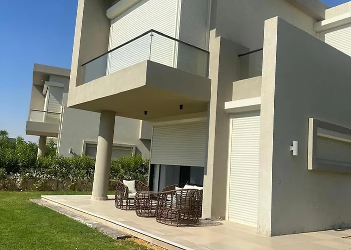 Villa مستقله للإيجار فى ازها العين السخنه *
